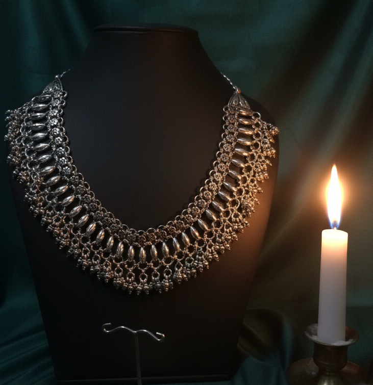 silver long neckless 