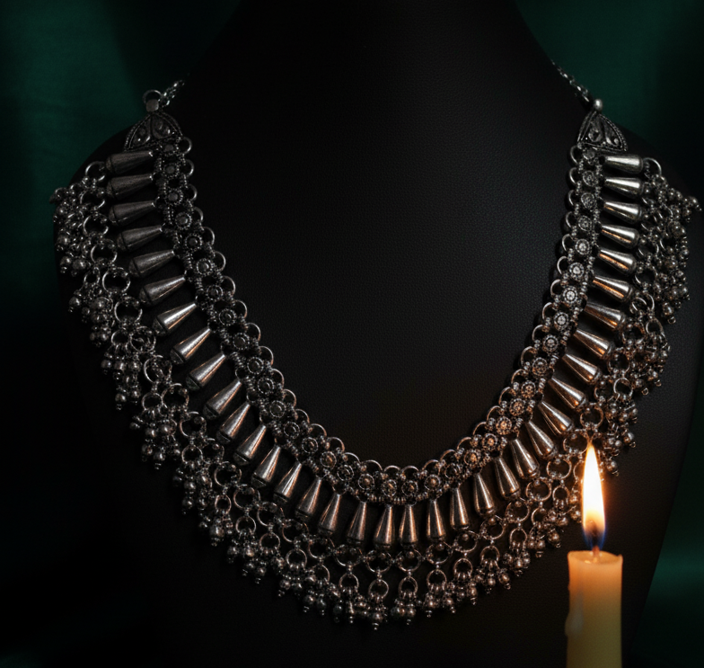 silver long neckless 